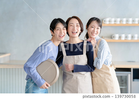 一個女人在一家咖啡館工作 一個女人在一家咖啡館工作 139730058