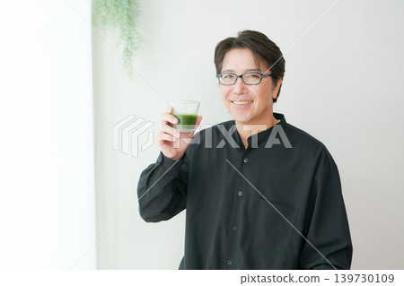 喝綠汁的中間男性 139730109
