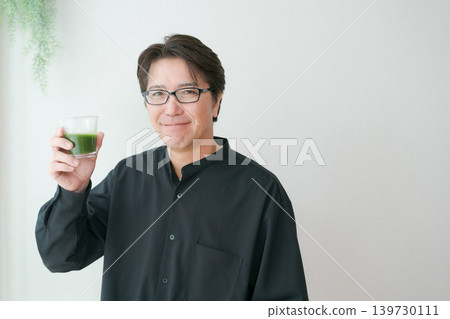 Middle male drinking green juice 139730111