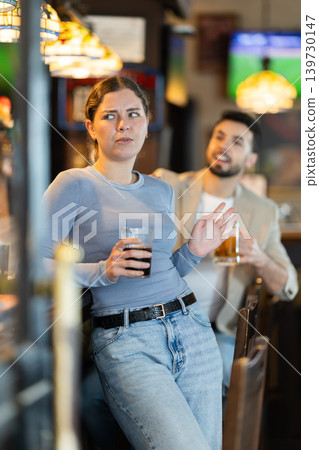 Guy is rejected while trying to pick up girl at bar. 139730147