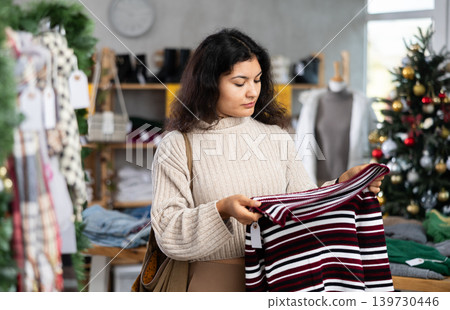Latina chooses knitted sweater in store 139730446