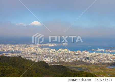 從靜岡縣日本平市眺望富士山的日落 139731694