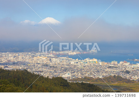 從靜岡縣日本平市眺望富士山的日落 139731698
