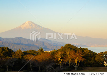 從靜岡縣日本平市眺望富士山的日落 139731704