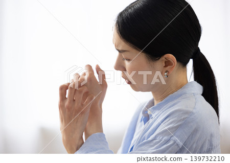 一位日本女子痛苦地搔著手。 139732210