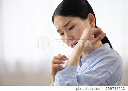 一位日本女子痛苦地搔著手。 139732212