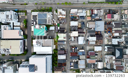 從正上方拍攝的住宅區和道路的無人機空拍畫面。 從正上方拍攝的住宅區和道路的無人機空拍畫面。 139732263