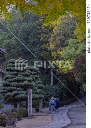 一張僧人在京都府八幡市臨濟宗寺廟圓福寺乞食的照片。 139732454