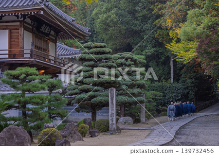 A photograph of a monk begging at Enpukuji Temple, a Rinzai sect temple in Yawata City, Kyoto Prefecture. 139732456