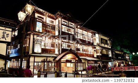 散發著大正時代浪漫氣息的“主樓古石屋”,以及煤氣燈照亮的夜景 <銀山溫泉/小花澤市,山形縣> 散發著大正時代浪漫氣息的“主樓古石屋”,以及煤氣燈照亮的夜景 <銀山溫泉/小花澤市,山形縣> 139732832