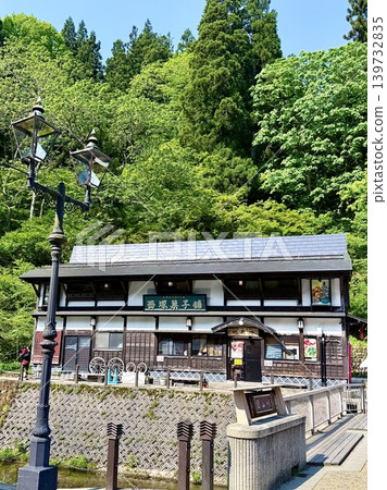 從銀山川對岸的綠蔭掩映下,可以看到西塚點心店(美苑)。 <銀山溫泉/小花澤市,山形縣> 從銀山川對岸的綠蔭掩映下,可以看到西塚點心店(美苑)。 <銀山溫泉/小花澤市,山形縣> 139732835
