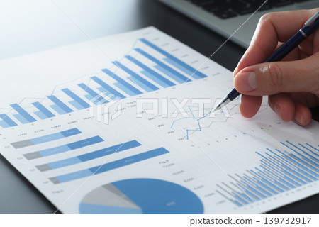 商業報告和財務數據分析。績效分析以及統計資料圖表。在辦公桌前審閱計劃。 商業報告和財務數據分析。績效分析以及統計資料圖表。在辦公桌前審閱計劃。 139732917