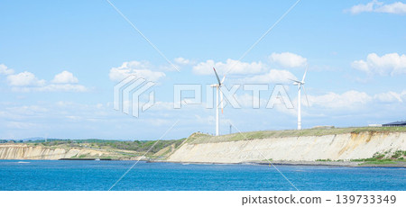 北海道北部地區,藍天白雲,風力渦輪機林立的景色。 北海道北部地區,藍天白雲,風力渦輪機林立的景色。 139733349