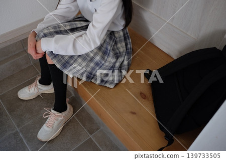 一名國中女生正在準備上學。 139733505