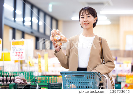 在超市購物的女人 139733645