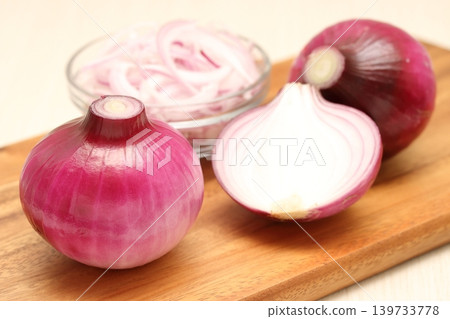 Cooking red onions Cooking red onions 139733778