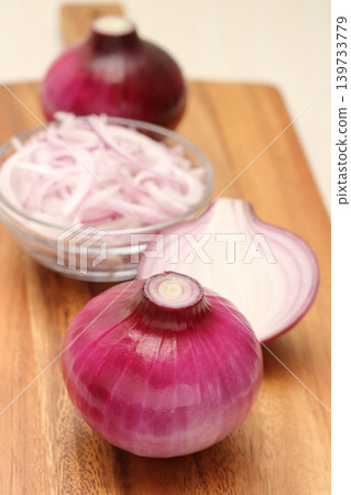 Cooking red onions 139733779