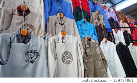 蒙古傳統服裝(deel),色彩繽紛的傳統服裝,納蘭圖爾市場,烏蘭巴托 蒙古傳統服裝(deel),色彩繽紛的傳統服裝,納蘭圖爾市場,烏蘭巴托 139734001