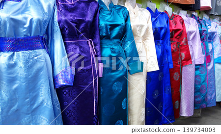 蒙古傳統服裝(deel),色彩繽紛的傳統服裝,納蘭圖爾市場,烏蘭巴托 蒙古傳統服裝(deel),色彩繽紛的傳統服裝,納蘭圖爾市場,烏蘭巴托 139734003