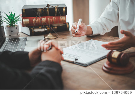 Lawyers or legal experts advise and advise on signing business contracts. or real estate trading to citizens or businessmen Lawyers or legal experts advise and advise on signing business contracts. or real estate trading to citizens or businessmen 139734099