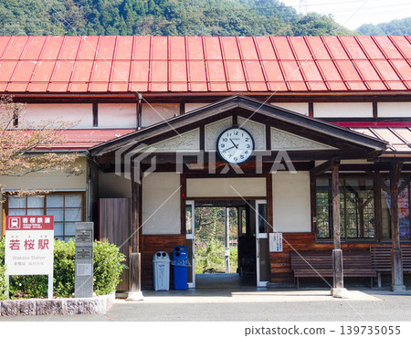 若狹站是位於鳥取縣若狹町的終點站，給人一種懷舊的感覺。 139735055