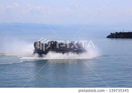 氣墊船(LCAC)高速行駛,激起水花。 氣墊船(LCAC)高速行駛,激起水花。 139735345