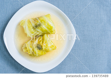 桌上擺放著高麗菜捲 139735489