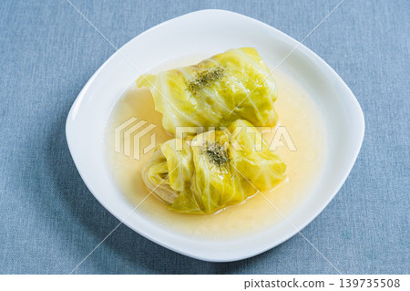 桌上擺放著高麗菜捲 139735508