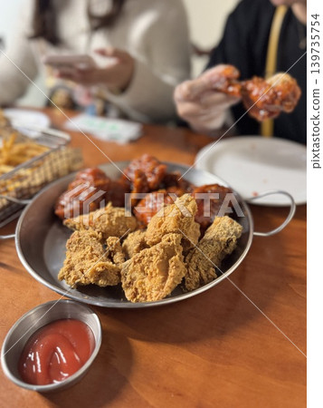 在BHC Chicken明洞總店享用香脆的韓式炸雞。 139735754