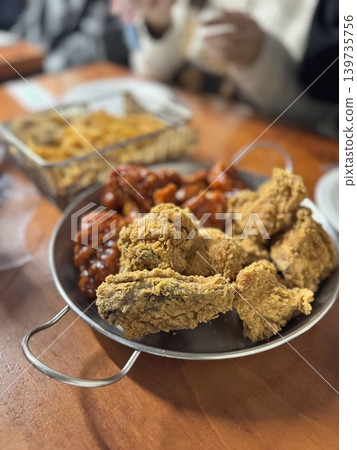 在BHC Chicken明洞總店享用香脆的韓式炸雞。 139735756