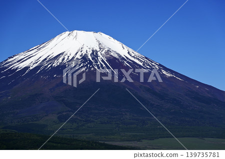 Mount Fuji in May (Photo taken near Yamanakako Myojinyama Panorama Platform) Mount Fuji in May (Photo taken near Yamanakako Myojinyama Panorama Platform) 139735781