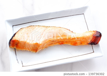 烤魚（鹹鮭魚）—用西京味噌醃製並烤製的鮭魚，稱為“西京燒鮭魚” 139736302