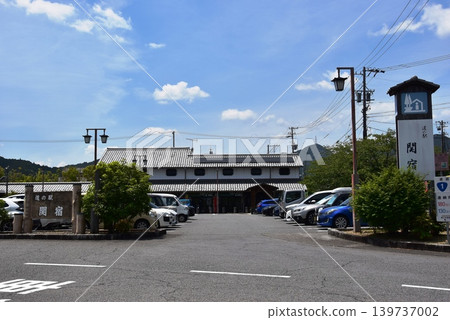 三重縣龜山市：關宿路邊站和藍天 139737002
