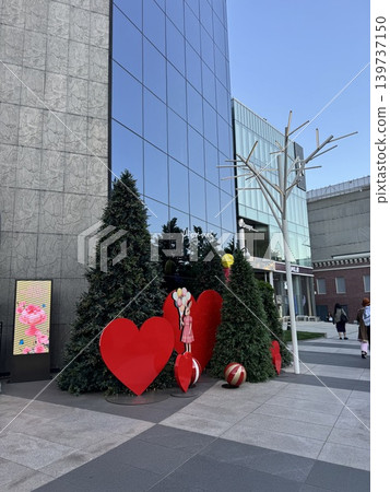 韓國首爾梨泰院充滿異國風情的迷人山坡和現代化的街道 韓國首爾梨泰院充滿異國風情的迷人山坡和現代化的街道 139737150