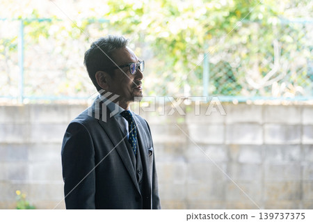一位中年商務人士的剪影 一位中年商務人士的剪影 139737375