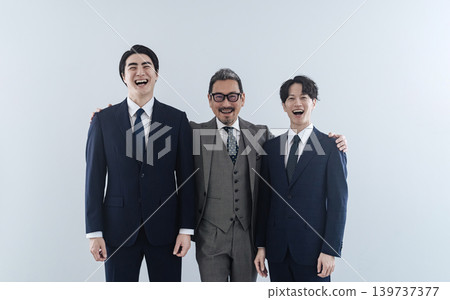 一群團結的男性商業專業人士 一群團結的男性商業專業人士 139737377