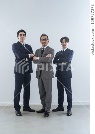 一群雙臂交叉抱在胸前的男性商務人士。 一群雙臂交叉抱在胸前的男性商務人士。 139737378