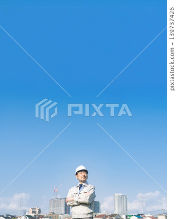 一名男工人凝視著遠方的城市。 一名男工人凝視著遠方的城市。 139737426