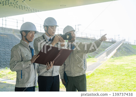 一群男工人正在用相機拍攝工廠照片。 一群男工人正在用相機拍攝工廠照片。 139737438