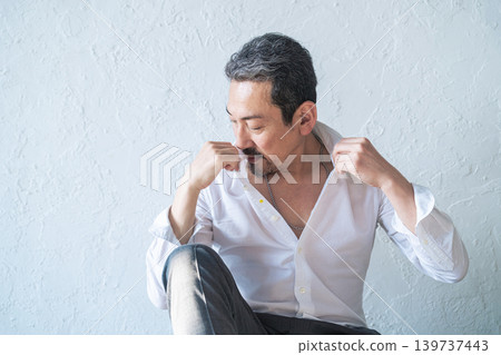 擔心體味的中年男性 擔心體味的中年男性 139737443