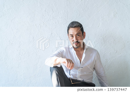 一位冷靜的中年男子的肖像 139737447