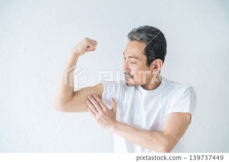 一位中年男子展現他的二頭肌 一位中年男子展現他的二頭肌 139737449