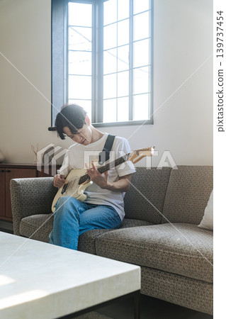 彈吉他的一個年輕人 彈吉他的一個年輕人 139737454