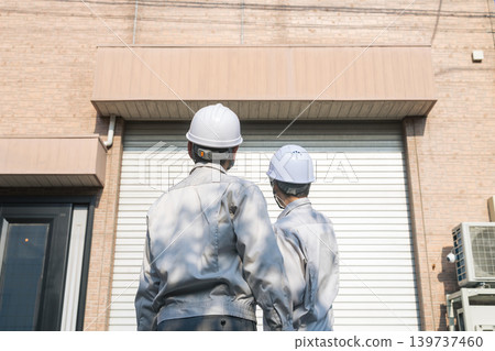 一群男工人在檢查房屋。 一群男工人在檢查房屋。 139737460