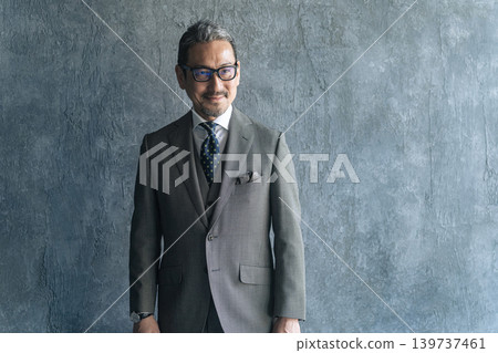 一位身穿西裝的中年男性商務人士的肖像。 一位身穿西裝的中年男性商務人士的肖像。 139737461