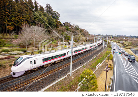 一列常磐線列車駛過水戶偕樂園。 139737546