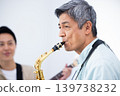 一位家長和孩子正在演奏樂器：薩克斯風和貝斯即興演奏。 139738232