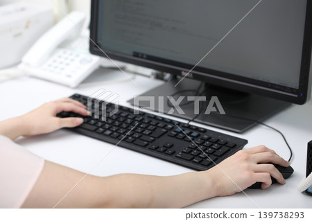 辦公室、工作、電腦、雙手、桌上型電腦、筆記型電腦 辦公室、工作、電腦、雙手、桌上型電腦、筆記型電腦 139738293