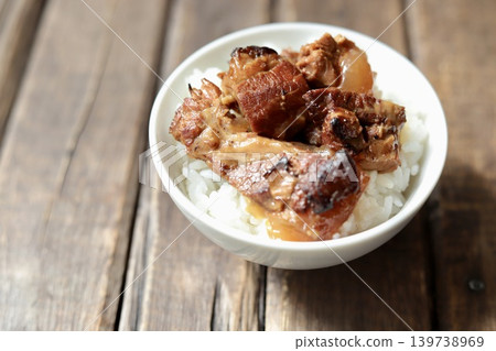 Slow-cooked grilled pork cartilage rice bowl (Okinawan cuisine) Slow-cooked grilled pork cartilage rice bowl (Okinawan cuisine) 139738969