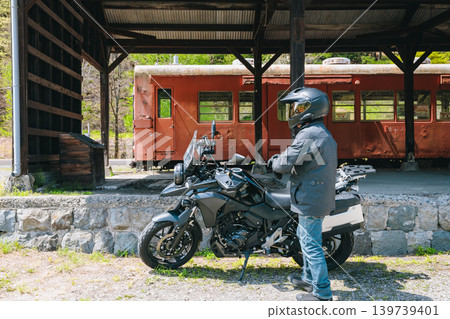 老式火車和摩托車 老式火車和摩托車 139739401